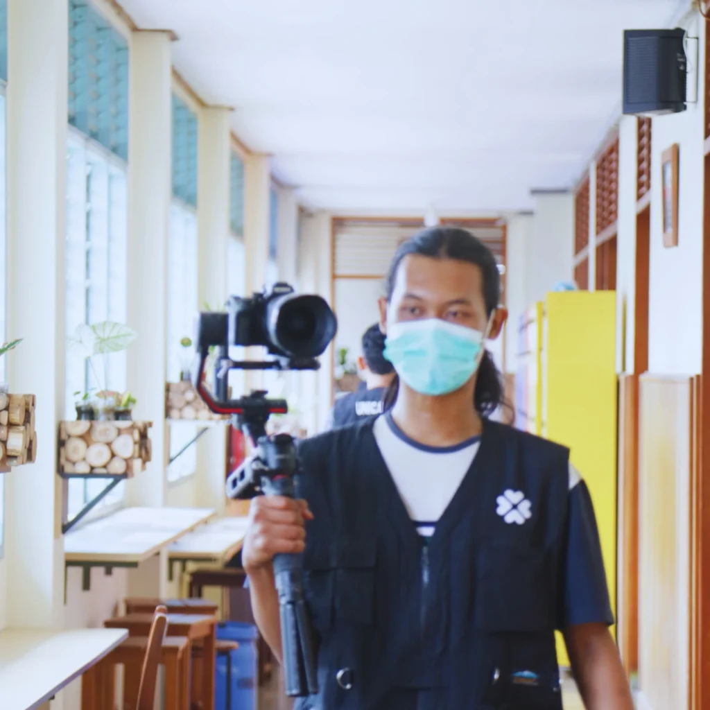Setelah konsultasi, kami menyusun rencana yang rinci untuk memastikan setiap tahap produksi berjalan lancar dan efisien. Kemudian, kami merancang storyboard yang berfungsi sebagai panduan visual untuk proses syuting yang lebih terstruktur. Dengan storyboard ini, kami memastikan bahwa setiap adegan terencana dengan baik dan alur cerita tetap terjaga.