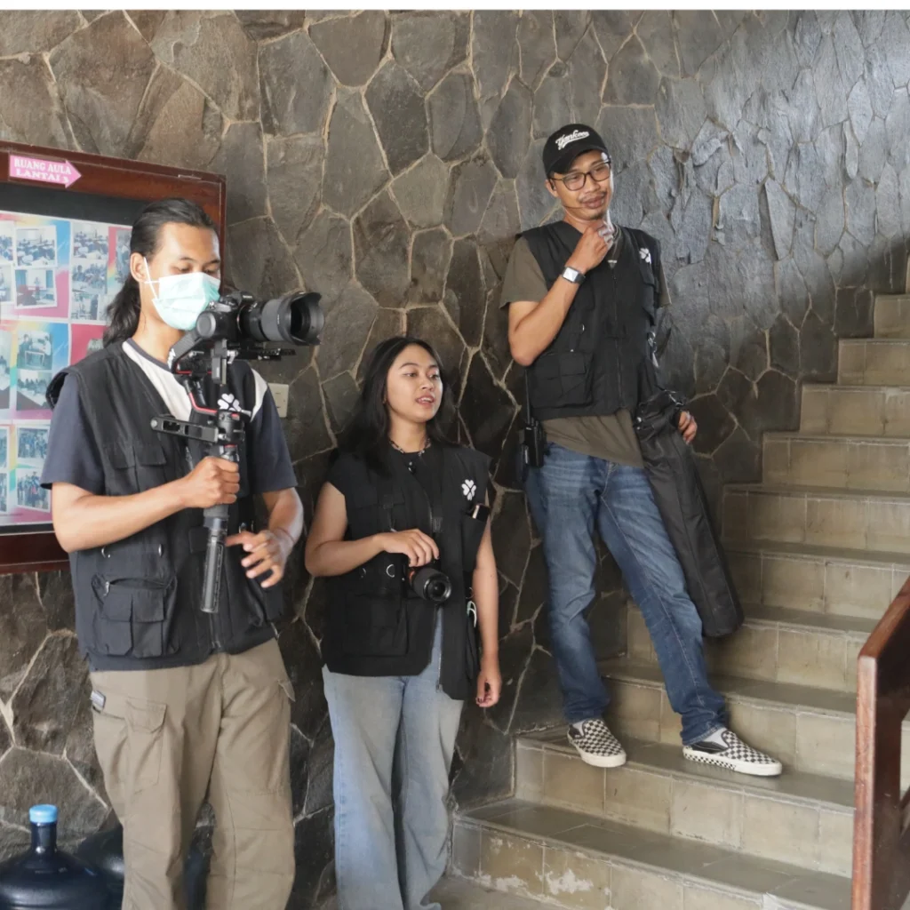 Menggunakan video company profile dapat memberikan dampak besar bagi perusahaan dalam menarik perhatian klien dan mitra bisnis. Selain itu, Jasa Video Company Profile di Ciamis memungkinkan perusahaan untuk mempresentasikan nilai, visi, dan produk mereka dengan cara yang lebih visual dan mudah dipahami. Oleh karena itu, layanan video ini sangat penting bagi bisnis yang ingin meningkatkan citra mereka dan memperluas jangkauan pasar. Dengan kualitas produksi yang baik, video company profile mampu memperkenalkan perusahaan secara lebih menyeluruh dan menarik.