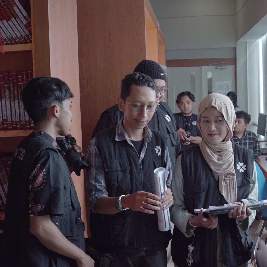 Setelah memahami konsep yang diinginkan, kami segera merancang storyboard yang menjadi panduan untuk setiap tahap produksi. Storyboard ini memetakan setiap adegan secara rinci untuk memastikan alur cerita yang jelas dan terstruktur. Dengan demikian, kami dapat memastikan bahwa video yang dihasilkan sesuai dengan harapan dan tujuan klien. Selain itu, storyboard berfungsi sebagai acuan dalam proses syuting agar semua elemen video terealisasi dengan tepat.