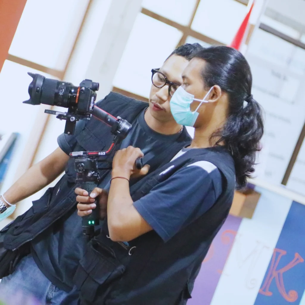 Kami menyusun konsep yang kreatif dan alur cerita yang menarik sehingga pesan utama perusahaan Anda tersampaikan dengan jelas. Selanjutnya, kami memastikan setiap elemen cerita terstruktur dengan baik agar audiens dapat memahami tujuan Anda secara efektif. Dengan pendekatan yang strategis, kami juga mengintegrasikan elemen visual yang kuat untuk memperkuat pesan utama Anda.