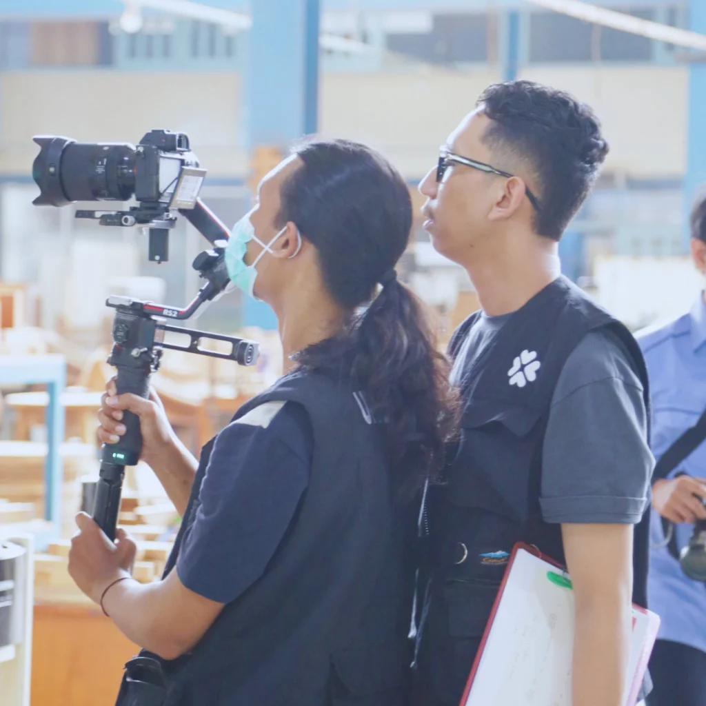 Tidak hanya sekadar memberikan informasi, Jasa Video Company Profile di Subang juga berperan dalam membangun kredibilitas perusahaan. Dengan video yang menarik, audiens akan lebih mudah mengenali dan mempercayai perusahaan. Video yang efektif mampu menarik perhatian, meningkatkan kepercayaan pelanggan, serta memperkuat citra merek di tengah kompetisi pasar yang ketat. Dengan demikian, menggunakan video sebagai sarana promosi adalah investasi penting bagi setiap perusahaan di Subang.