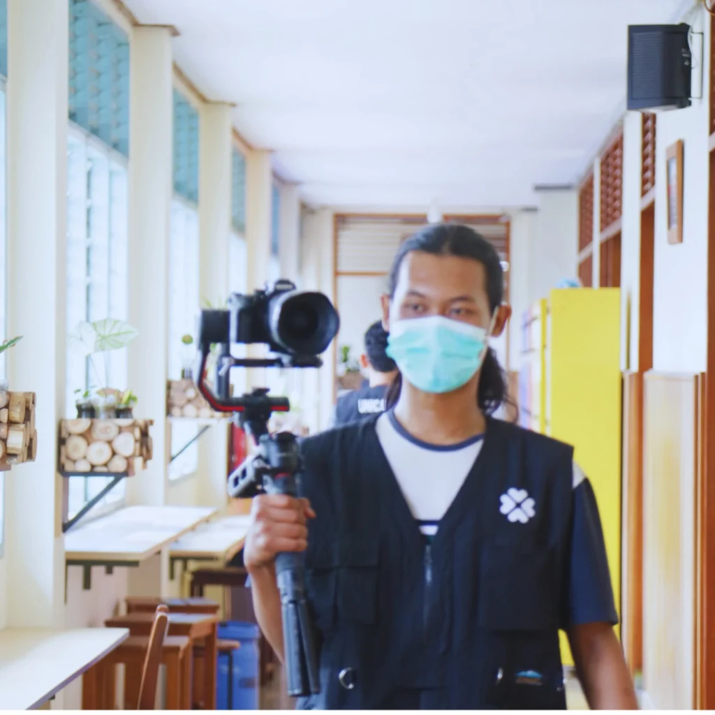 Setelah konsultasi, kami langsung menyusun rencana dan storyboard yang terperinci untuk menentukan alur cerita video dengan jelas. Dengan langkah ini, kami memastikan bahwa setiap elemen video terstruktur dengan baik, serta sesuai dengan visi dan misi perusahaan Anda. Selain itu, kami terus berkoordinasi dengan Anda untuk memastikan bahwa setiap detail terwakili dengan tepat, sehingga hasil akhirnya benar-benar mencerminkan tujuan yang ingin dicapai. Proses perencanaan yang matang ini memberikan dasar yang kuat untuk produksi video yang efektif dan berdampak.