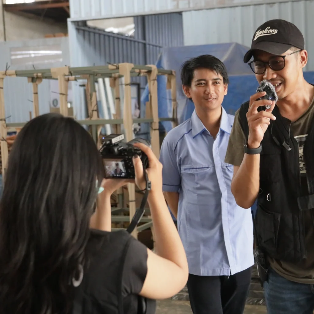 Dengan menggunakan jasa video company profile di Sukabumi, perusahaan dapat menyampaikan informasi secara lebih personal, menciptakan citra positif, dan menarik perhatian audiens. Selain itu, video yang menarik dan informatif memiliki kekuatan untuk menjangkau lebih banyak orang, yang sulit dicapai melalui media lain seperti teks atau gambar. Lebih lanjut, Unicam Studio, sebagai penyedia layanan video berkualitas, dapat membantu perusahaan Anda menciptakan video yang efektif dan berdampak besar dalam membangun brand awareness dan reputasi yang kuat di pasar.