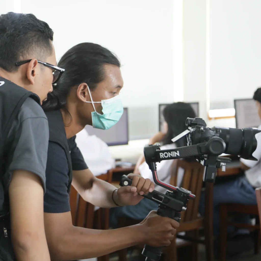 Setelah menyepakati konsep, kami langsung menyusun storyboard untuk memvisualisasikan setiap adegan secara rinci. Proses ini memastikan bahwa semua elemen dalam video selaras dengan tujuan perusahaan. Selain itu, storyboard yang telah disetujui akan menjadi panduan dalam produksi, menjaga alur cerita tetap terarah. Dengan langkah ini, kami memastikan bahwa video yang dihasilkan sesuai dengan ekspektasi dan tujuan bisnis Anda.