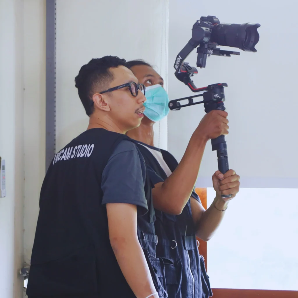 Setelah itu, kami membuat rencana rinci dan storyboard untuk merancang alur video yang terstruktur dengan baik. Rencana ini akan memastikan setiap adegan dan elemen visual dapat berfungsi sesuai dengan tujuan yang telah ditetapkan. Selanjutnya, storyboard berfungsi sebagai panduan yang jelas untuk memudahkan proses syuting dan editing. Dengan demikian, kami memastikan alur cerita tetap terjaga dan sesuai dengan harapan klien.
