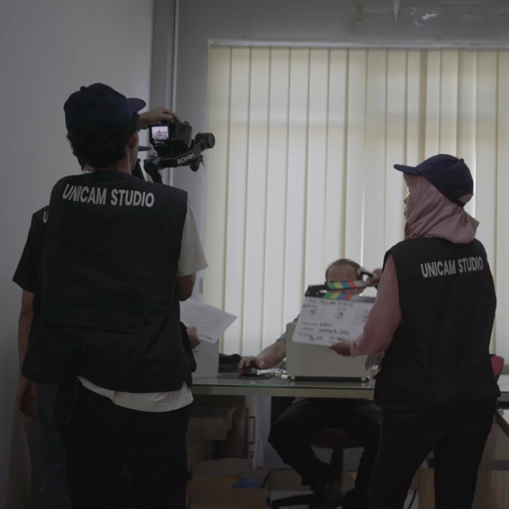 Melalui production house di Bandung, bisnis dapat menghasilkan konten visual yang menarik dan sesuai dengan tujuan pemasaran mereka. Video dan film yang berkualitas dapat memperkuat identitas merek dan membantu perusahaan menarik perhatian audiens lebih luas. Dengan pengalaman dan keahlian dalam industri kreatif, production house di Bandung mampu mengubah ide menjadi karya yang berdampak besar.