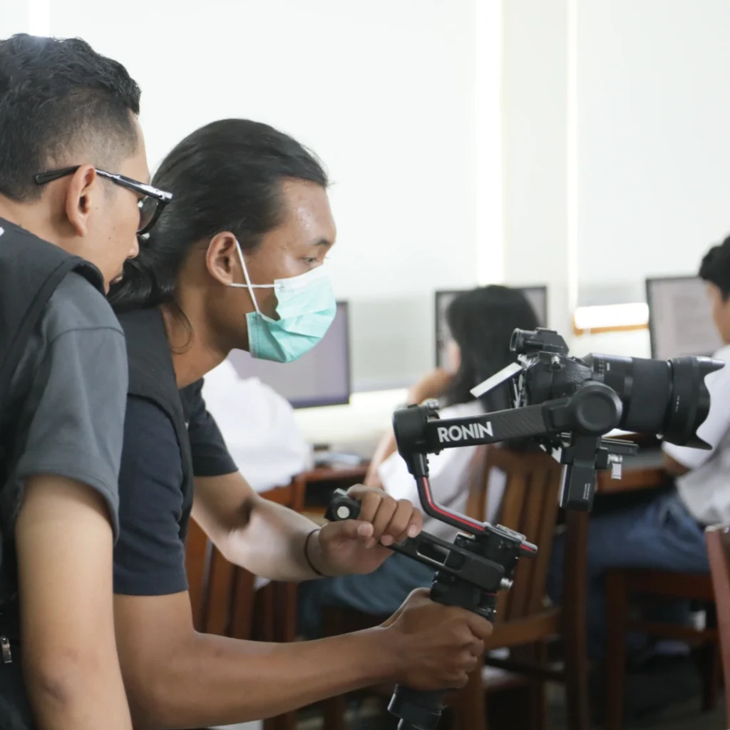 Selain itu, Production House di Banjar seperti Unicam Studio memastikan bahwa setiap proyek yang dikerjakan memenuhi standar kualitas tertinggi. Dengan pengalaman dan teknologi terbaru, Unicam Studio mampu menghasilkan konten visual yang dapat mempromosikan produk dan layanan dengan cara yang lebih menarik. Selanjutnya, layanan ini memungkinkan perusahaan di Banjar untuk tampil lebih profesional dan memperluas jangkauan pasar mereka.