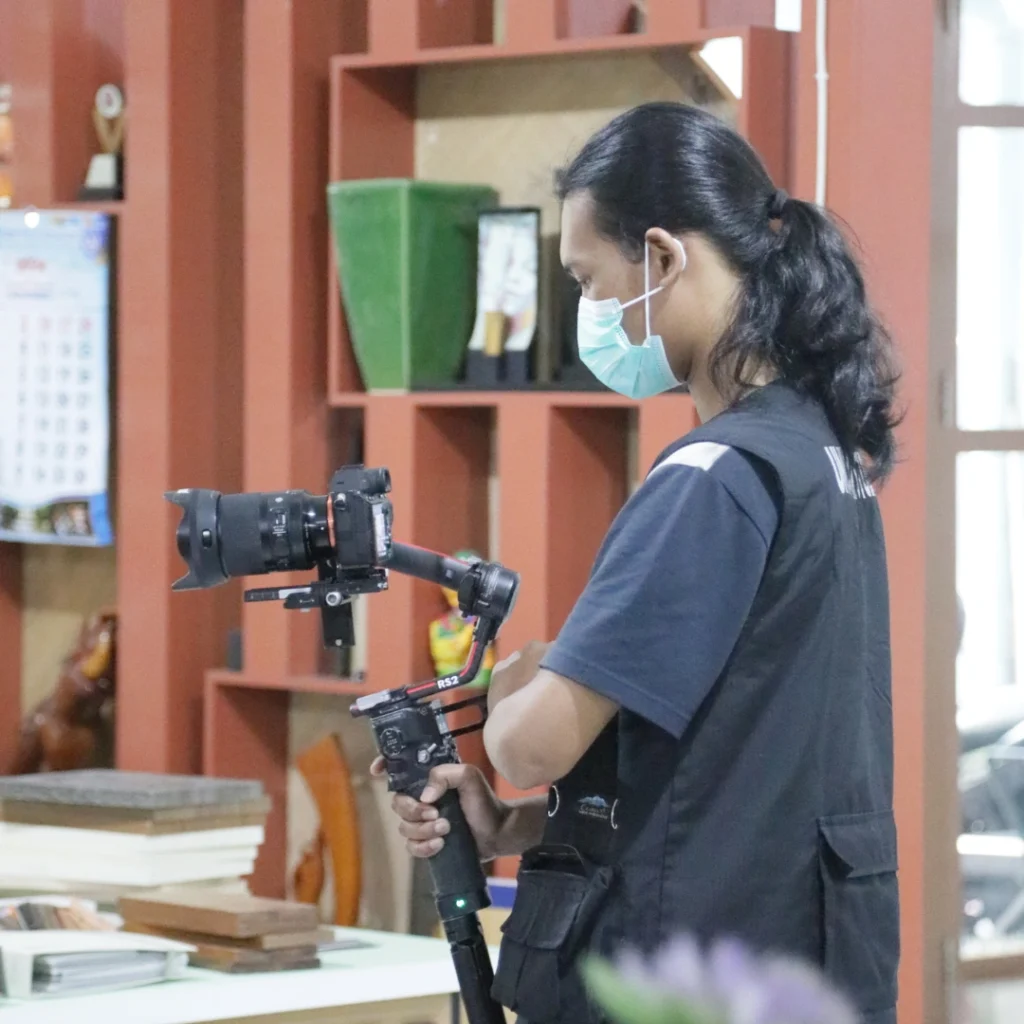 Dengan menggunakan peralatan terbaik dan teknik modern, Unicam Studio selalu menghasilkan karya yang memiliki kualitas tinggi dan terjamin. Kami memastikan setiap elemen produksi dikelola dengan cermat, sehingga hasil akhir sesuai dengan standar profesional yang diinginkan klien.