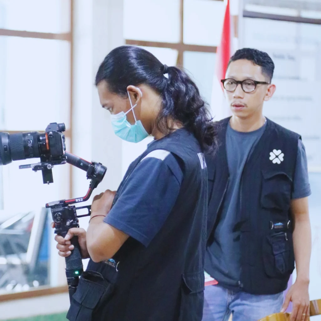 Setiap proyek yang dikerjakan oleh Unicam Studio dijamin menghasilkan karya dengan kualitas tinggi dan profesionalisme terbaik. Kami menggunakan peralatan modern serta teknologi terbaru untuk memastikan kualitas produksi yang optimal. Selain itu, teknik terkini kami terapkan dalam setiap tahap produksi untuk mencapai hasil yang memuaskan. Dengan pendekatan ini, Unicam memastikan bahwa hasil produksi kami tak kalah saing dengan karya terbaik di industri.