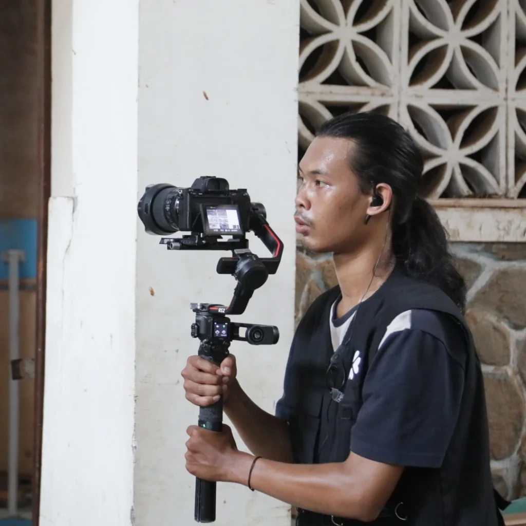 Dalam hal ini, Unicam Studio dapat menjadi mitra yang tepat dalam mendukung perkembangan industri di Sukabumi. Sebagai Production House di Sukabumi, Unicam Studio menawarkan layanan pembuatan video berkualitas tinggi, mulai dari video promosi hingga dokumenter. Tim kami bekerja sama dengan klien untuk menciptakan konten yang sesuai dengan identitas dan tujuan bisnis, memastikan kesuksesan setiap proyek yang dikerjakan.