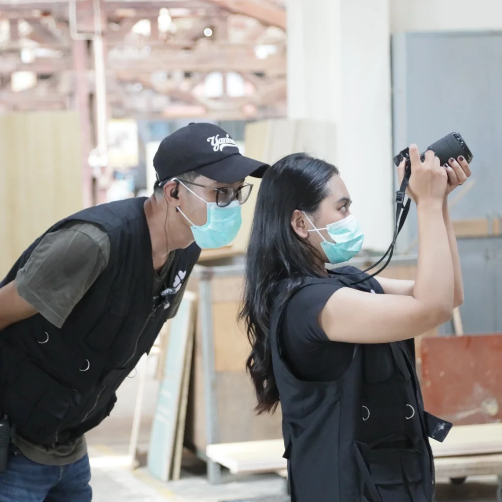 Production House di Tasikmalaya seperti Unicam Studio memiliki kemampuan untuk menghasilkan karya visual yang sesuai dengan kebutuhan pasar lokal. Unicam Studio tidak hanya berfokus pada pembuatan video, tetapi juga menawarkan berbagai solusi kreatif lainnya yang dapat meningkatkan daya tarik bisnis Anda. Dengan pengalaman dan tim profesional, Unicam Studio siap membantu mengoptimalkan pemasaran dan branding perusahaan Anda di Tasikmalaya.